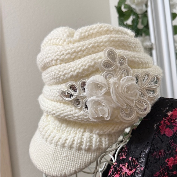 Accessories - Elegant Cream Knit Women's Cap with Floral Accent